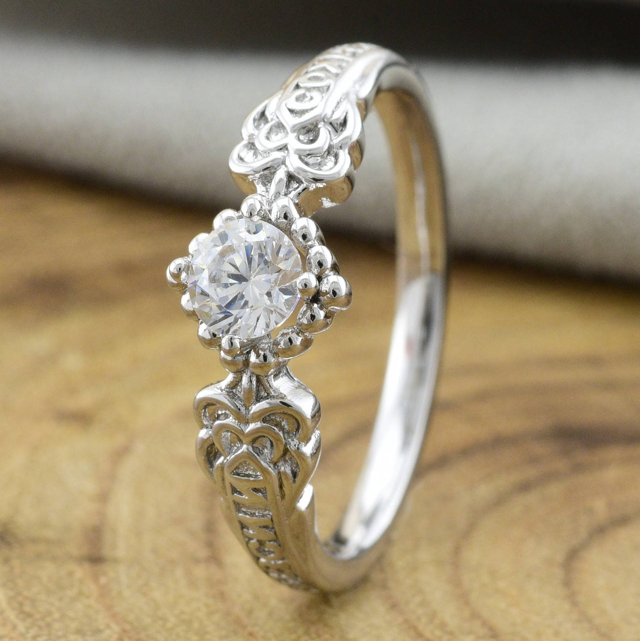 

Кольцо Xuping Спаси и Сохрани 15903 ширина 8 мм белые фианиты позолота Белое Золото размер 20