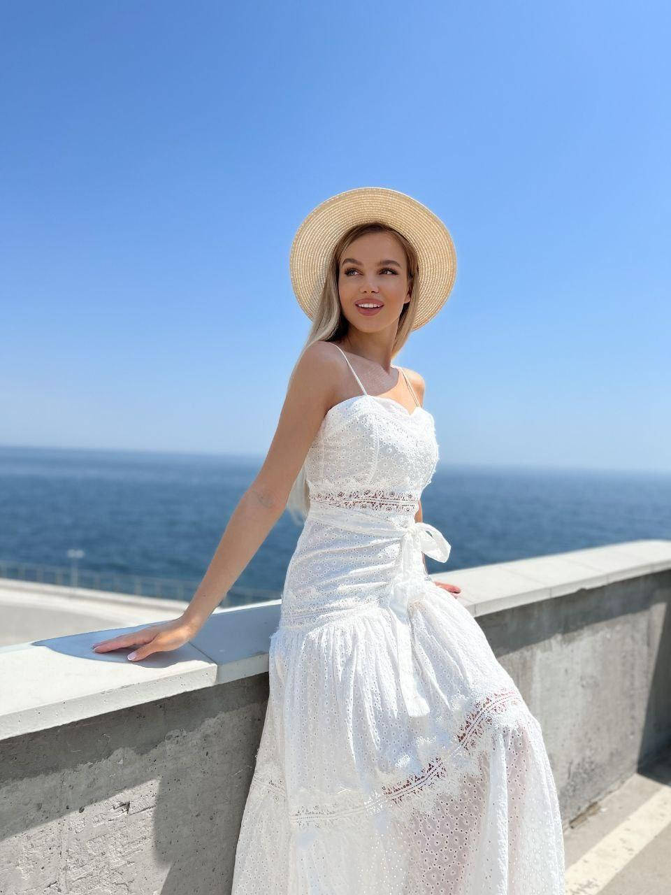 

Приталенный белый сарафан из прошвы на тонких бретелях длиной миди с расклешенной юбкой (р. 42-46) 79py4018