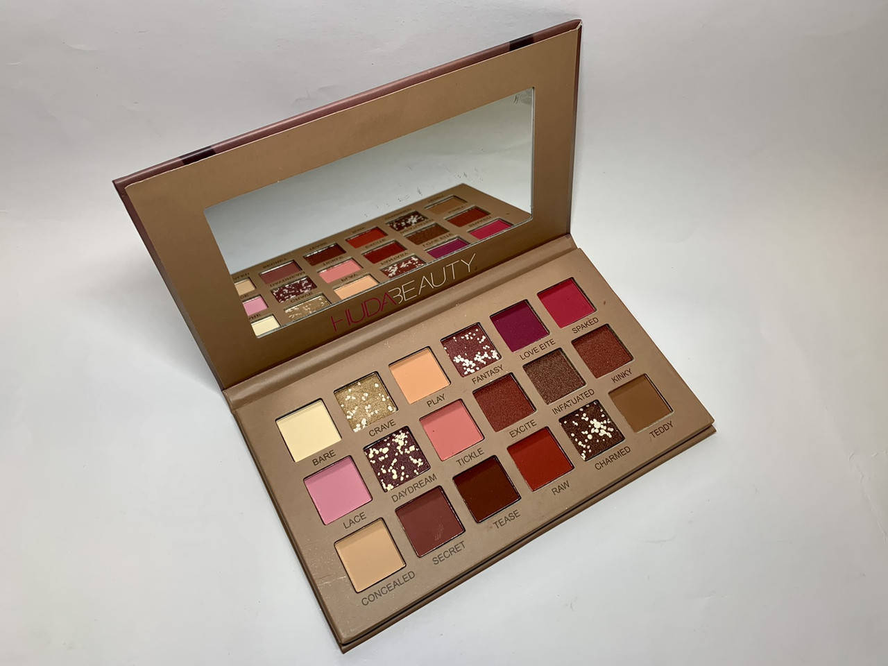 

Палетка теней для век Huda Beauty The new nude