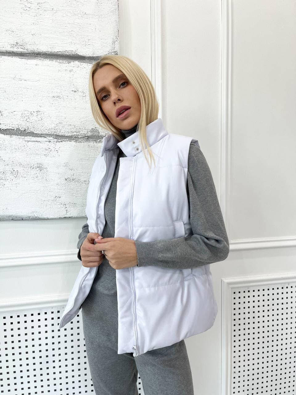 

Женская стильная белая жилетка из эко-кожи воротник стойка, Белый