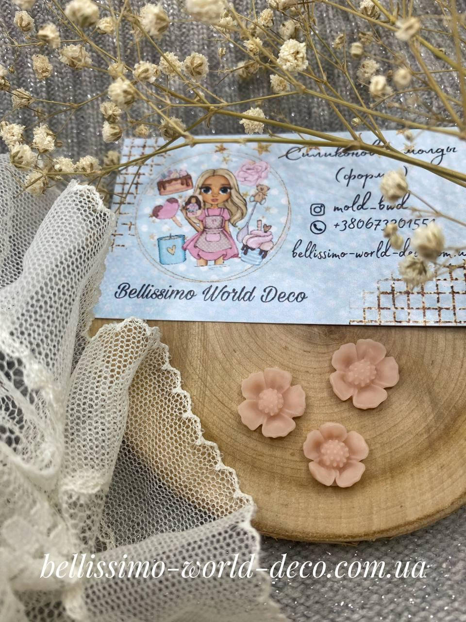 

Силиконовый Молд (форма) "Цвет клубники" , 1,4смх1,4см, 1,3смх1,3см, 1,2смх1,2см