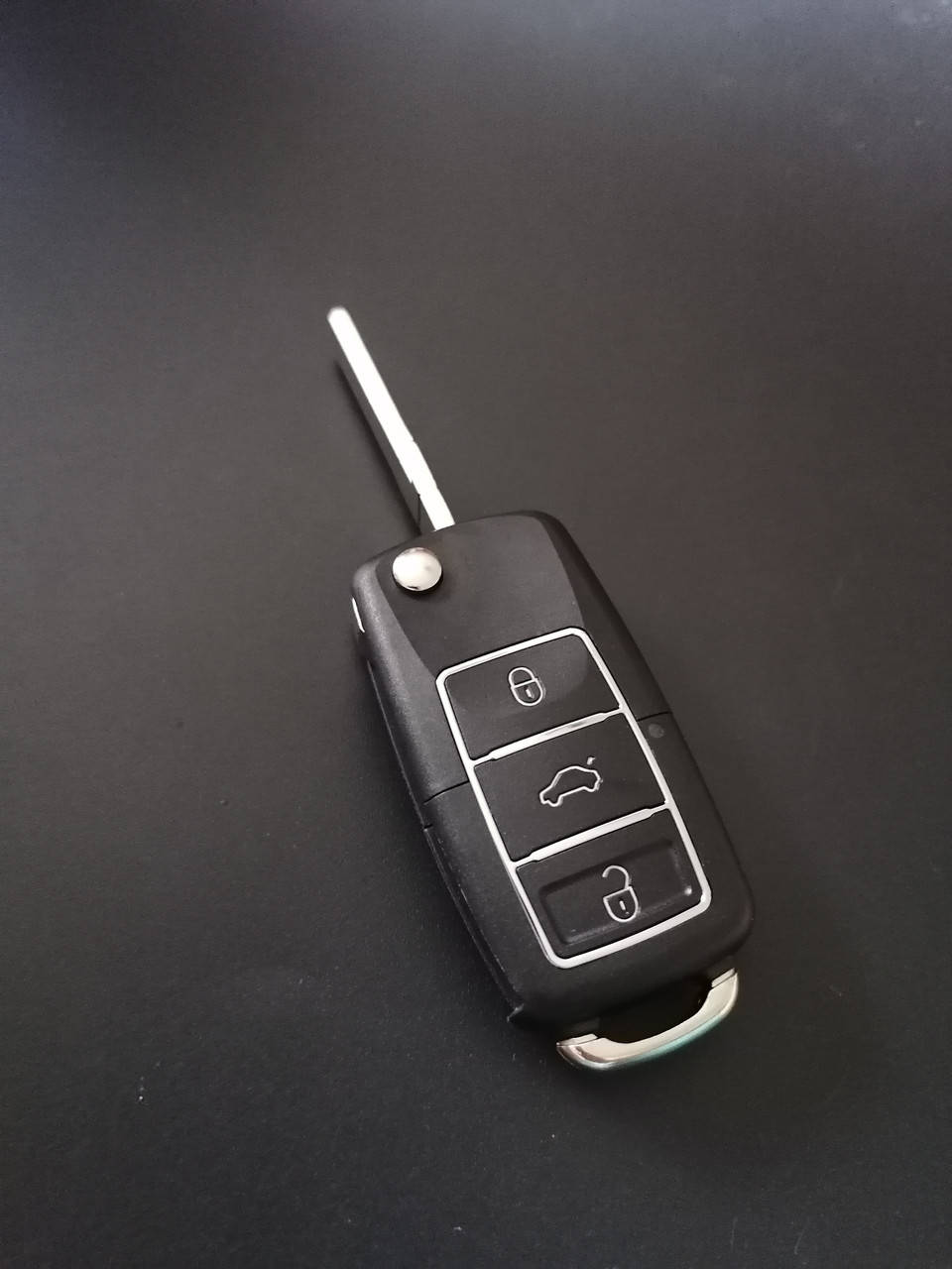 

Корпус ключа на 3 кнопки Volkswagen Skoda Seat с хромированной вставкой