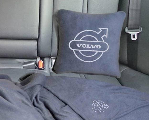 

Плед с подушкой в машину с логотипом авто Volvo