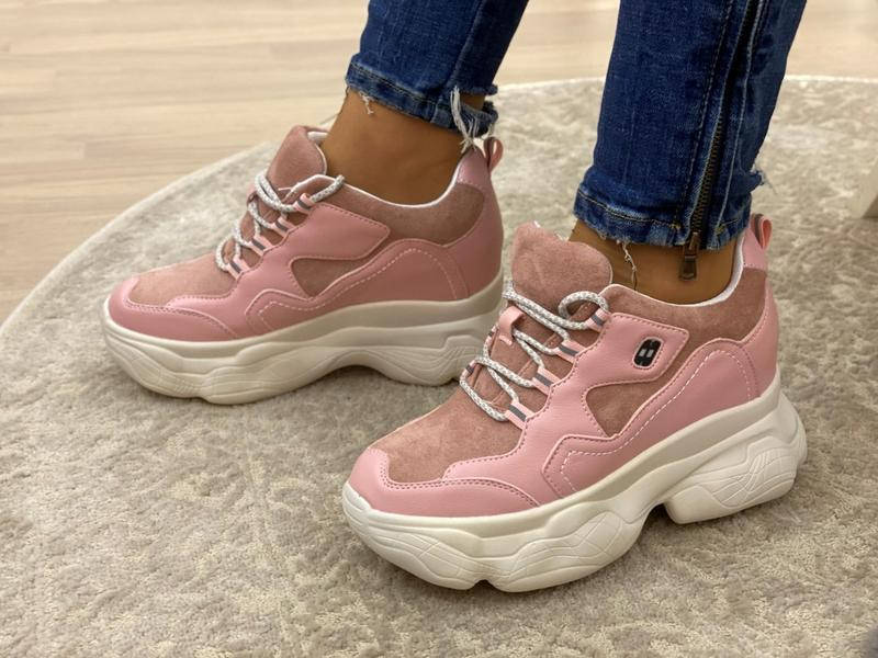 

Женские кроссовки пудра на платформе и скрытой танкетке.