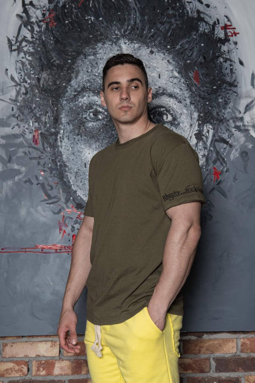 

Удобная классная мужская футболка с надписью на рукавах . №119. , хаки