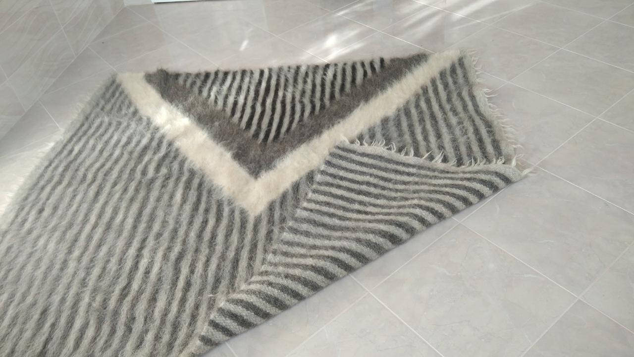 

Лижник из овечьей шерсти натуральный плед одеяло ручной работы 202, Разные цвета