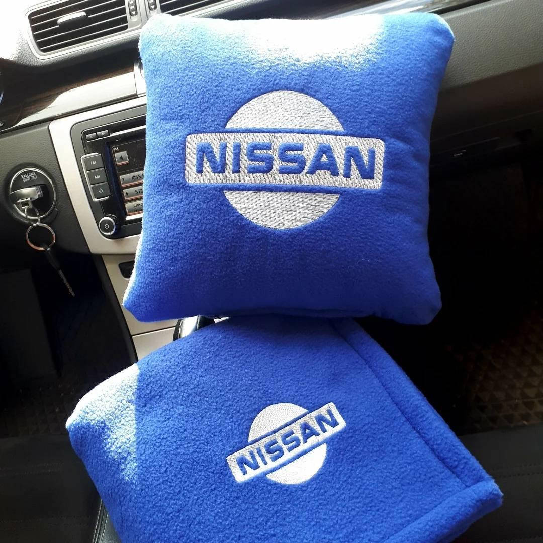 

Плед с подушкой в машину с логотипом авто Nissan