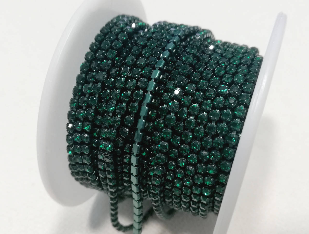

Стразова стрічка Зелена 2 мм (SS6). Метал в колір страза. Ціна за 10 см