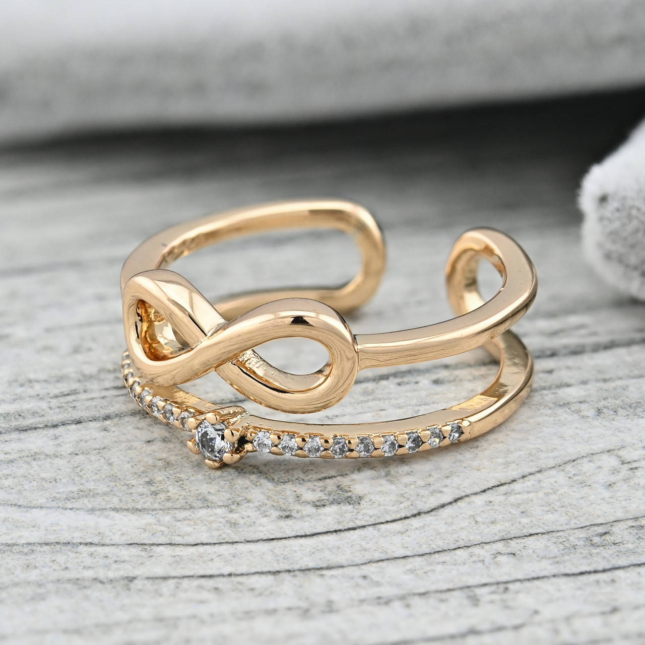 

Кольцо Xuping 35681 ширина 7 мм белые фианиты позолота 18К размер 16-17