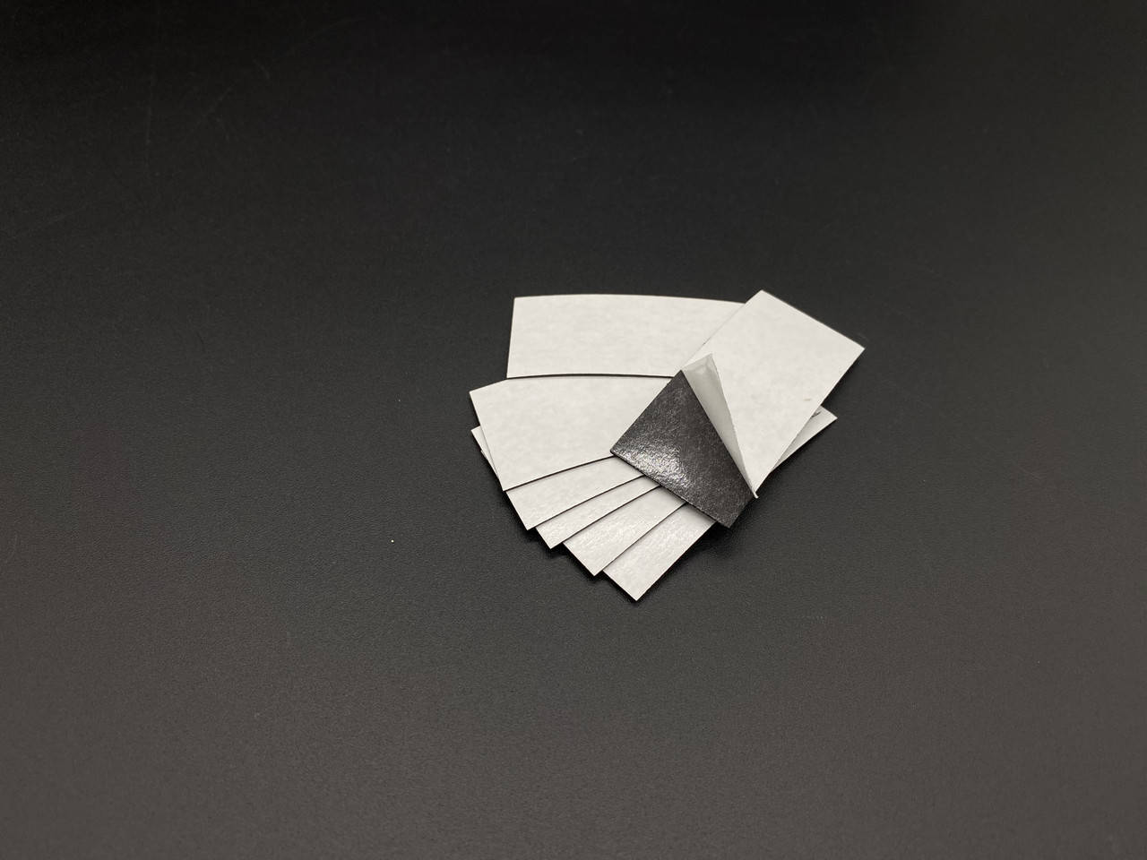 

Магнитный винил с клеем. Размер 30х60мм. 0.7мм