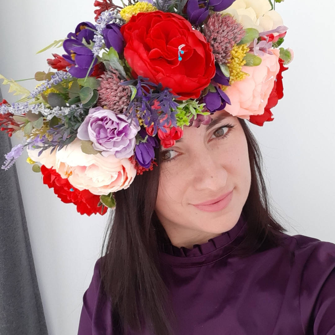 

Венок обьемный с цветами на голову украинский в красно-белых тонах высота 15-17 см