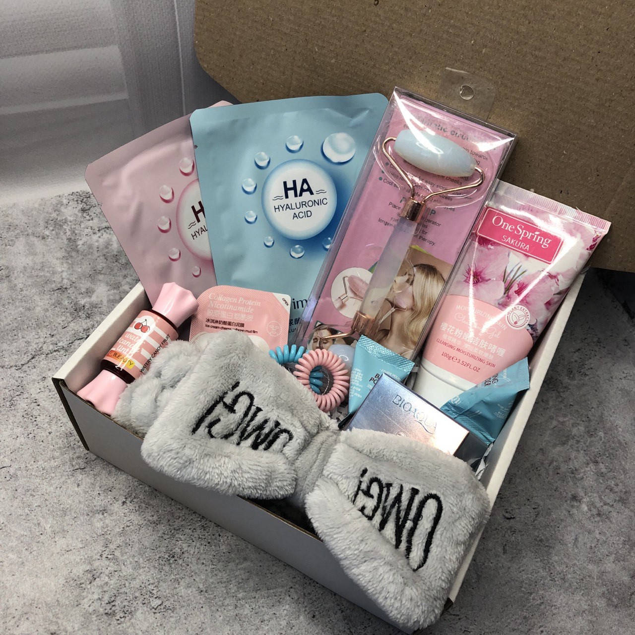 

Подарунковий бокс для дівчини (набір) декоративна косметика та догляд за обличчям .