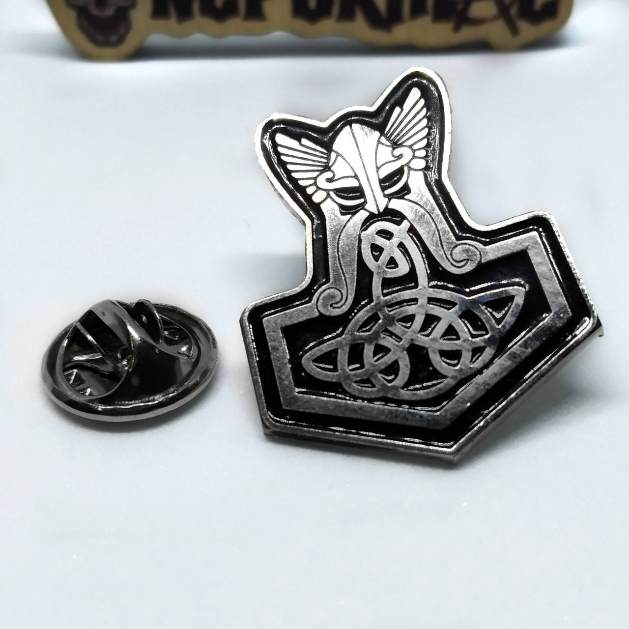 

Металлический значок Молот Тора с Трикветром, фигурный пин Молот Тора, Viking