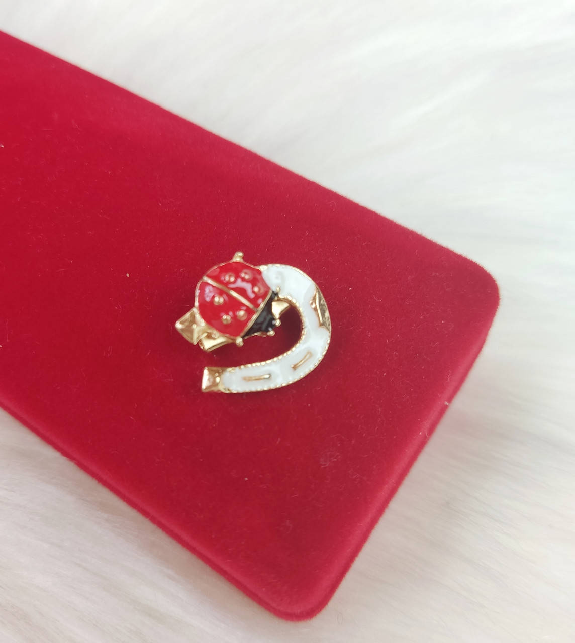 

Брошь маленькая божья коровка Цвет золото Металлический сплав 1.7 см x 2.0 см Цена за 1 шт