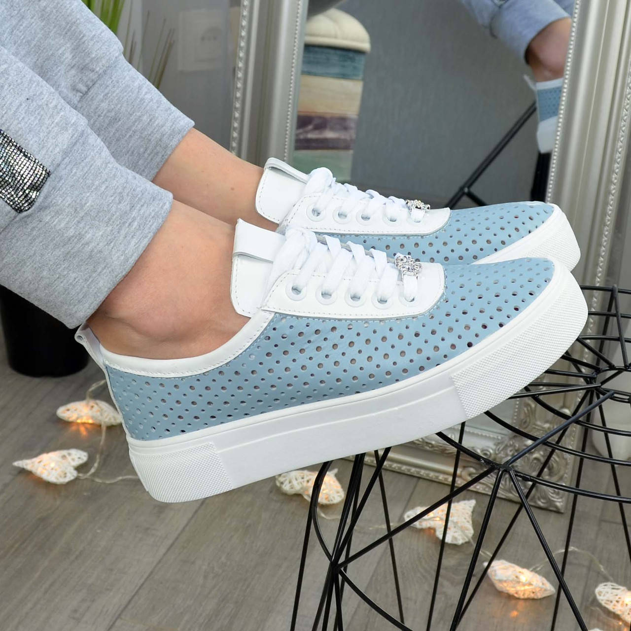 

Кожаные женские мокасины со сквозной перфорацией, цвет голубой/белый