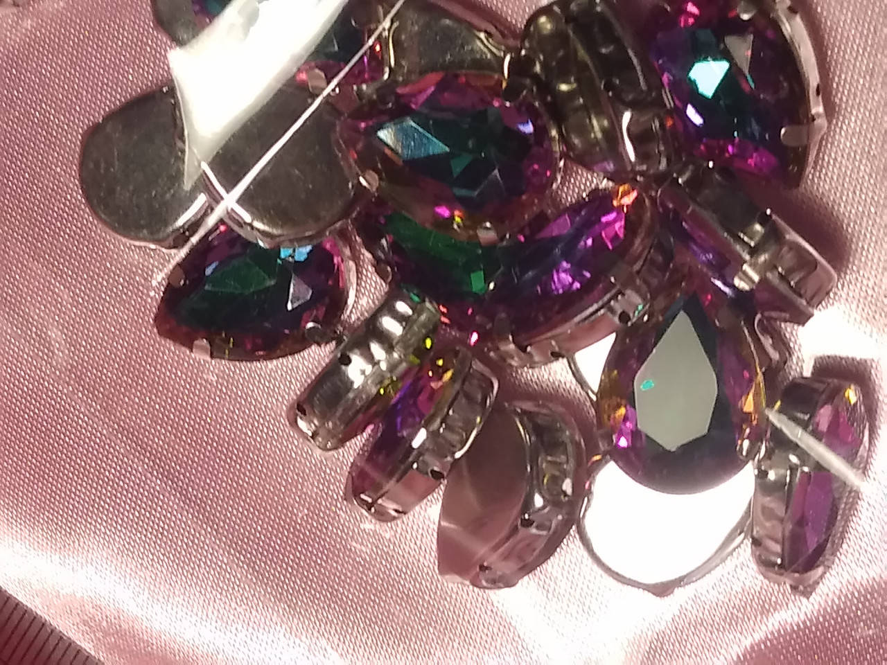 

Камень кристалл пришивной в цапах.Капля 18 мм 13 мм.Зеленомалиновый