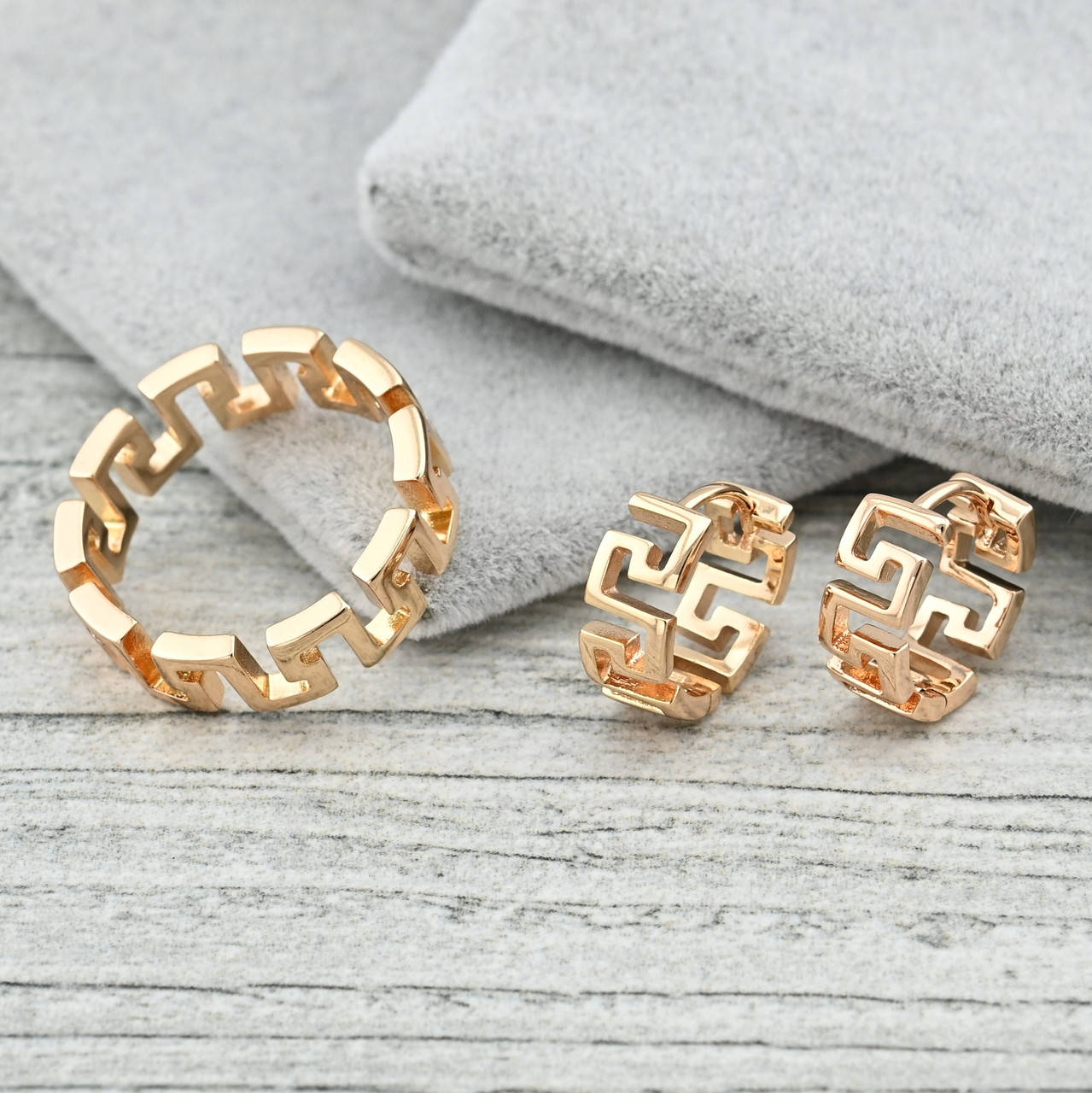 

Набор Афина 36070 кольцо ширина 5 мм + серьги 12х5 мм позолота 18К размер 17