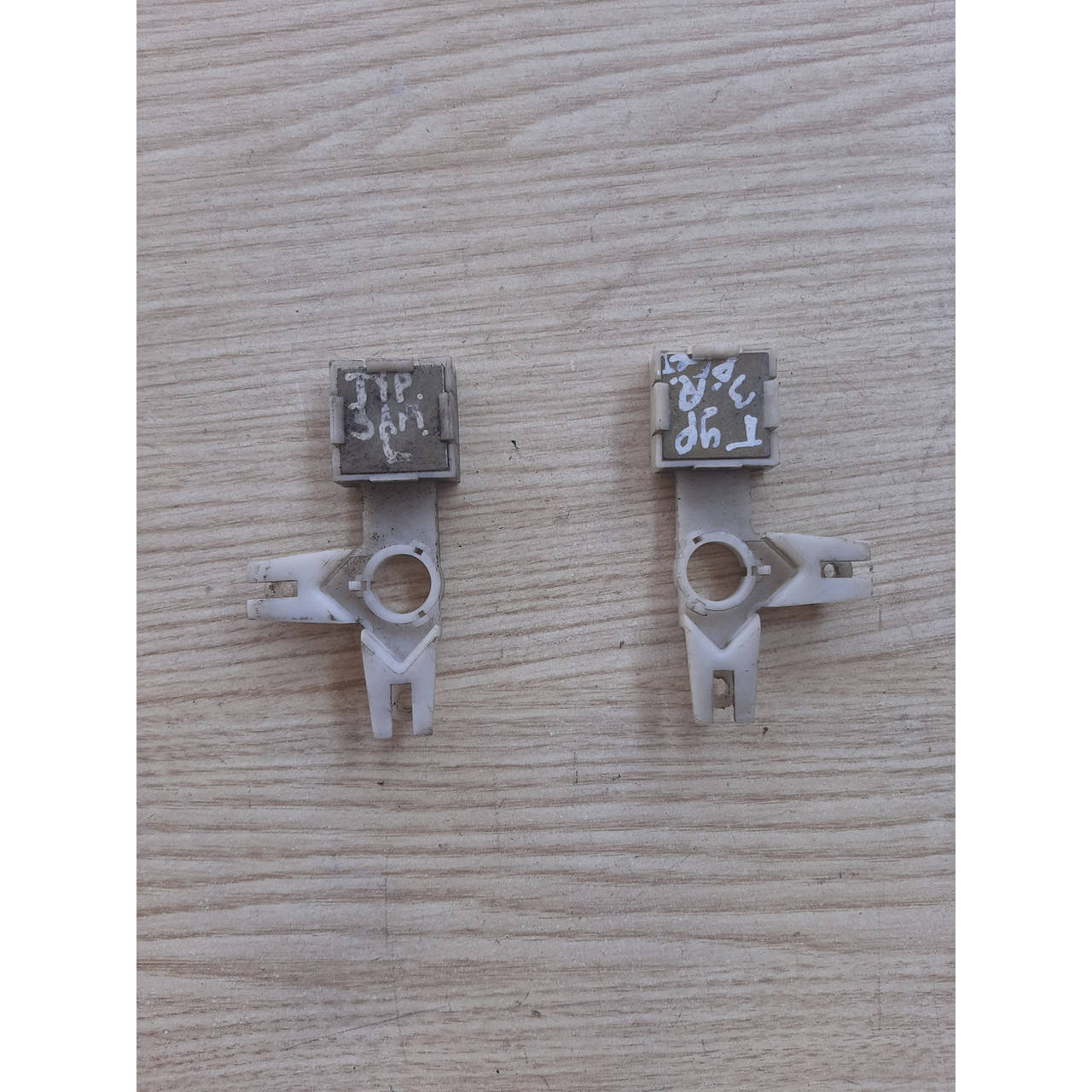 

Промежуточный рычаг замка двери Skoda Octavia Tour