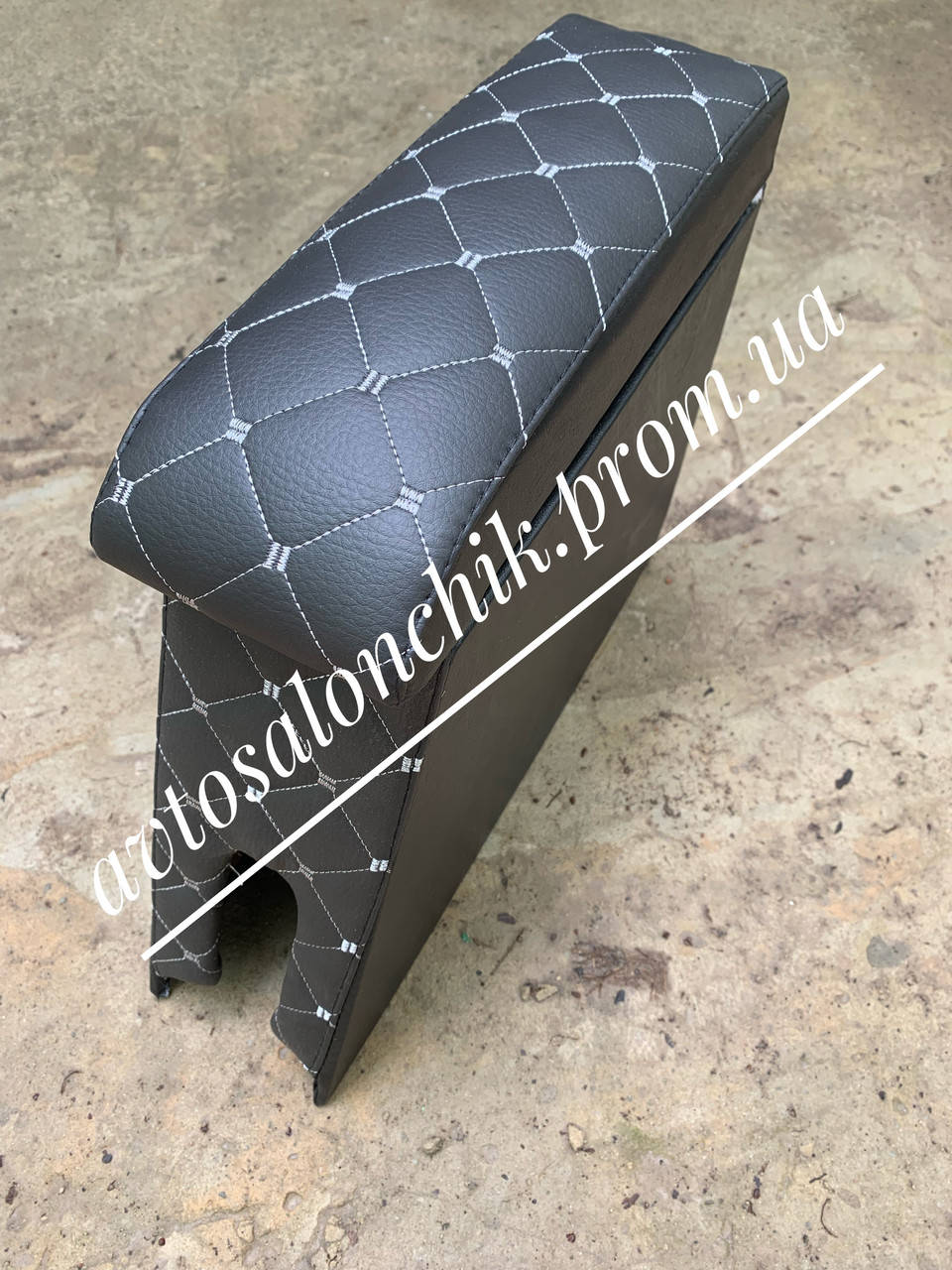 

Подлокотник бар на Славуту ЗАЗ 1103 черный с белой строчкой РОМБ