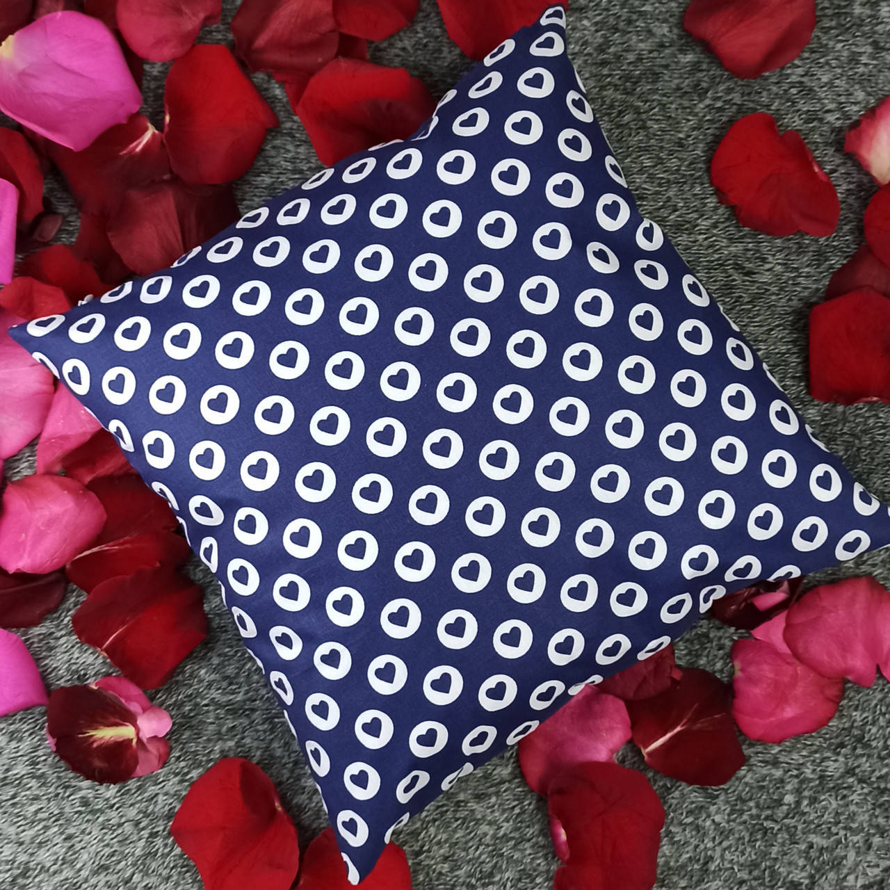 

Подушка, 30*30 см, (хлопок), (синие сердечки в белых кружочках на синем), Синий