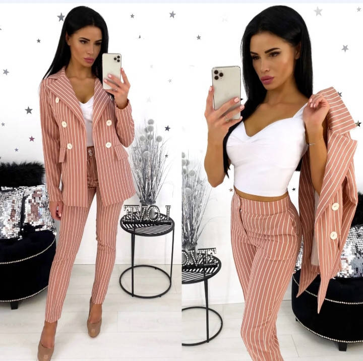 

Женский брючный костюм тройка в полоску цвет розовый.