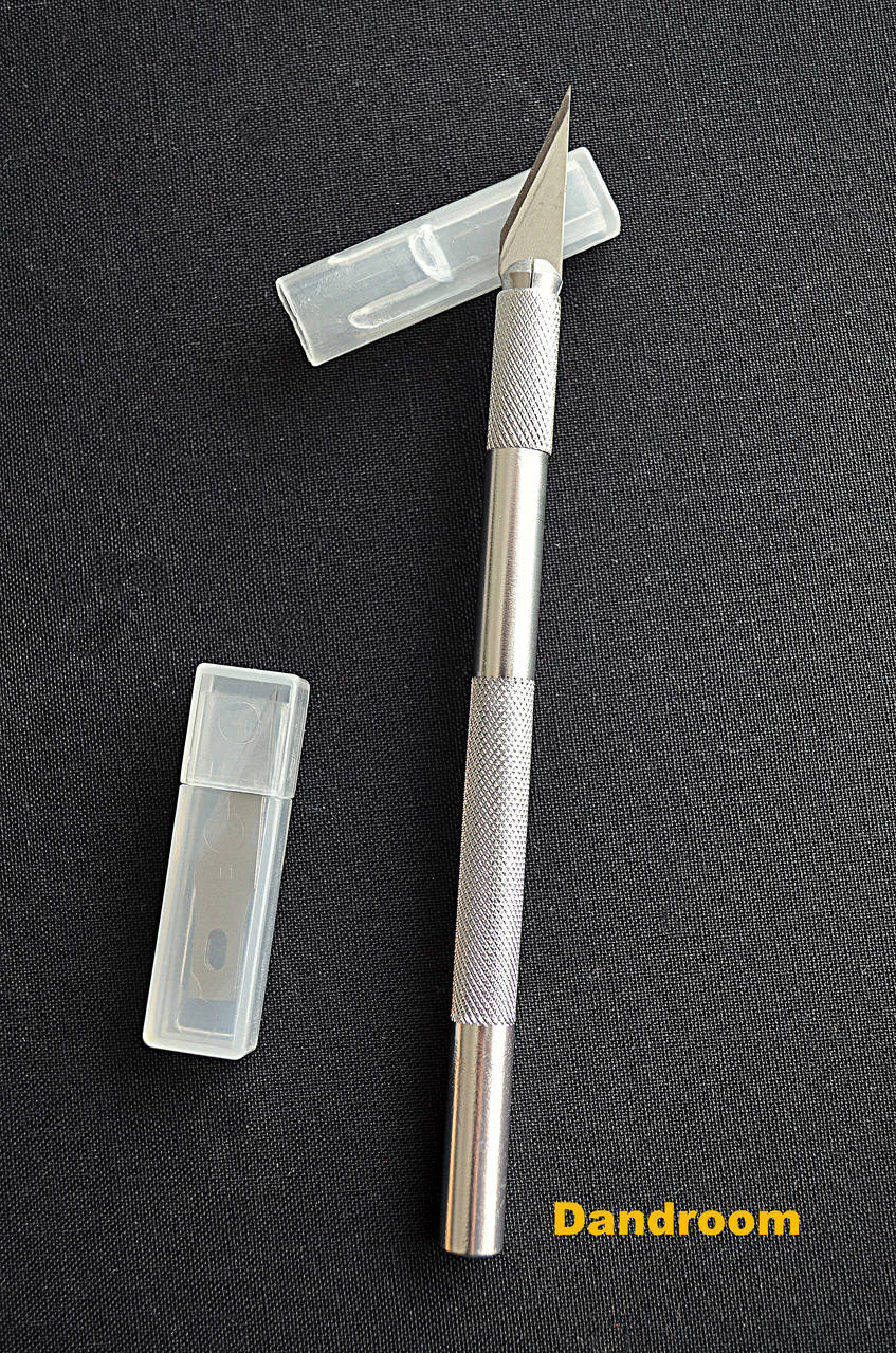 

Нож для моделирования (канцелярский скальпель) + 5 сменных лезвий