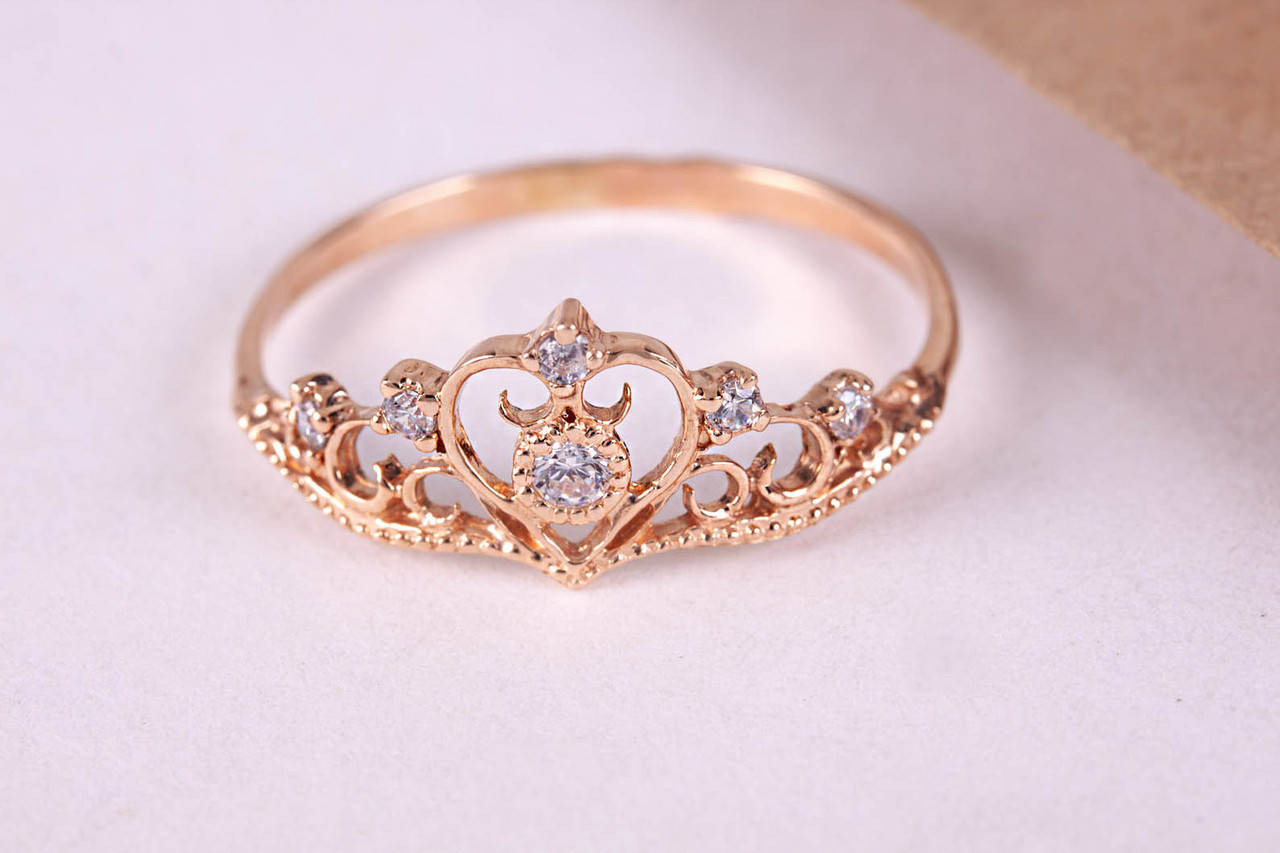 

Кольцо корона из красного золота с фианитами