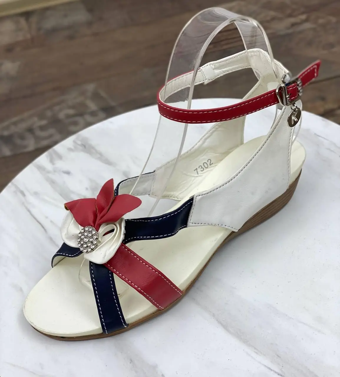 

Босоножки женские из эко кожи на плоской подошве с декором, размеры 36.40