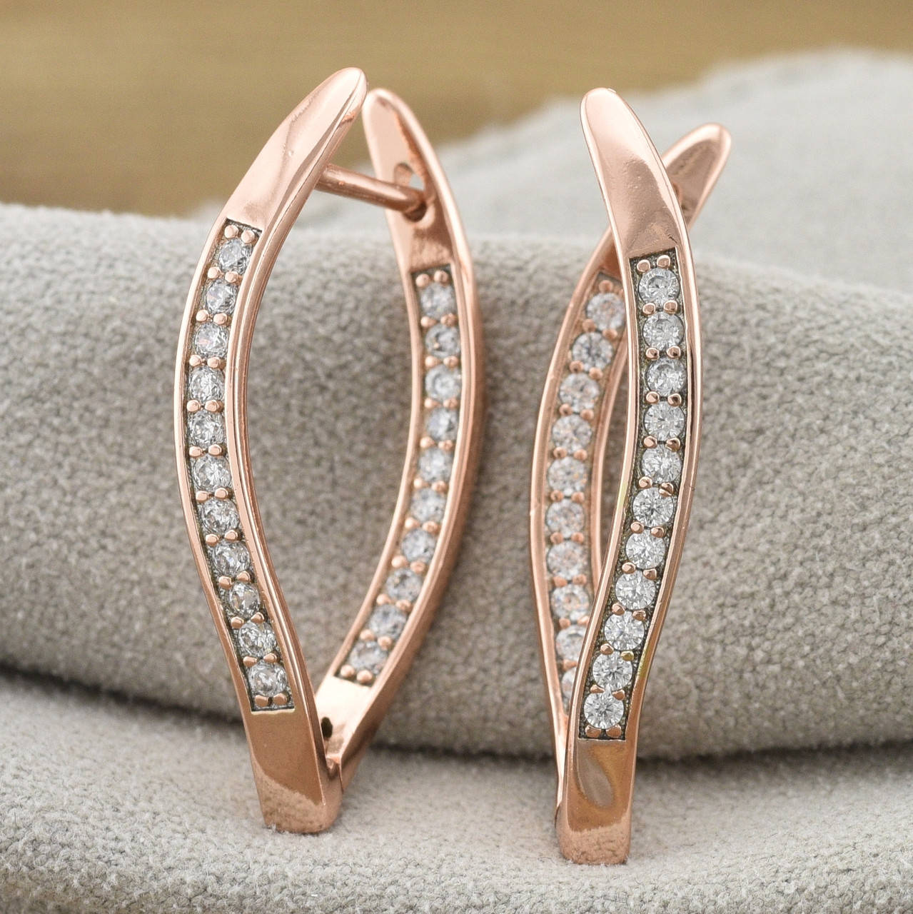 

Серьги Xuping 30985 размер 29х3 мм белые фианиты вес 3.4 г позолота РО