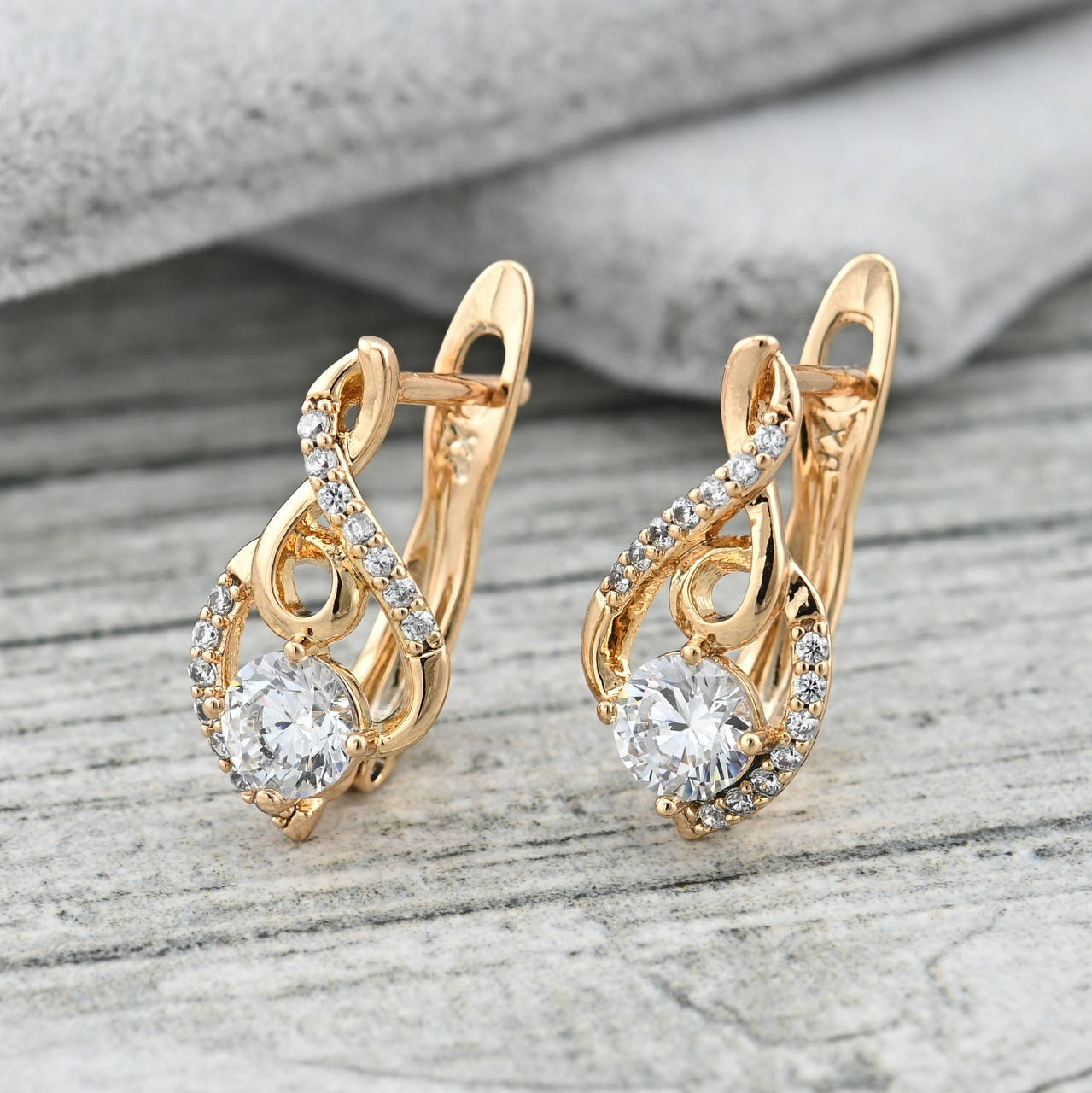 

Серьги 35742 размер 15х8 мм вес 2.1 г белые фианиты позолота 18К