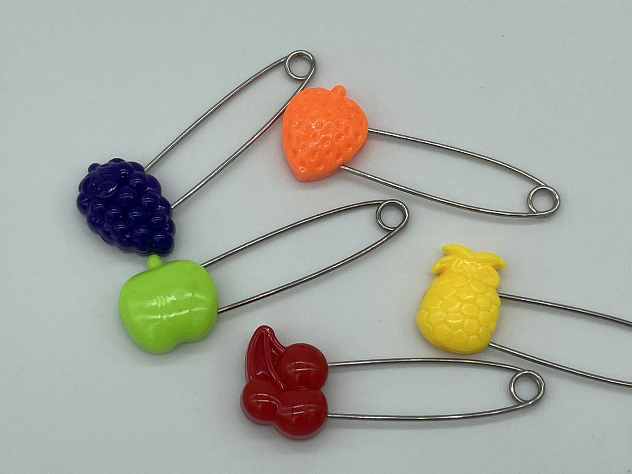 

Безопасная булавка для белья ягодки (1шт)