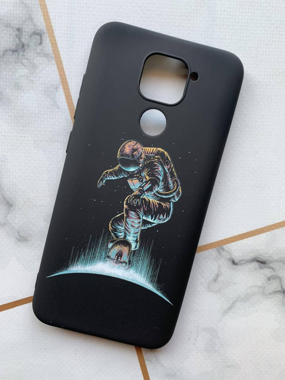 

Чехол с рифленым рисунком для Xiaomi Redmi Note 9 Космонавт на скейте, Черный