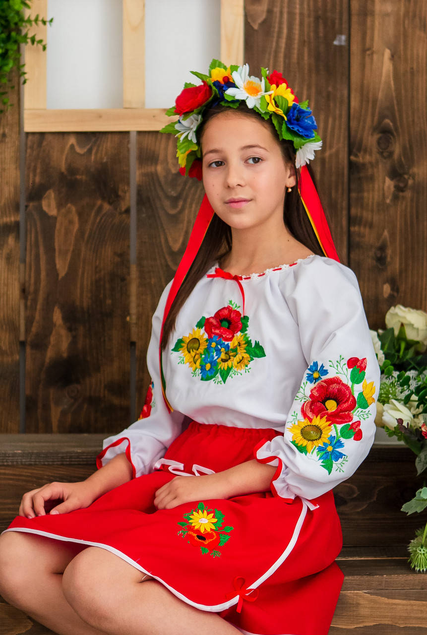 

Вишитий костюм для дівчинки Соняхи та Маки блузка та спідниця 146