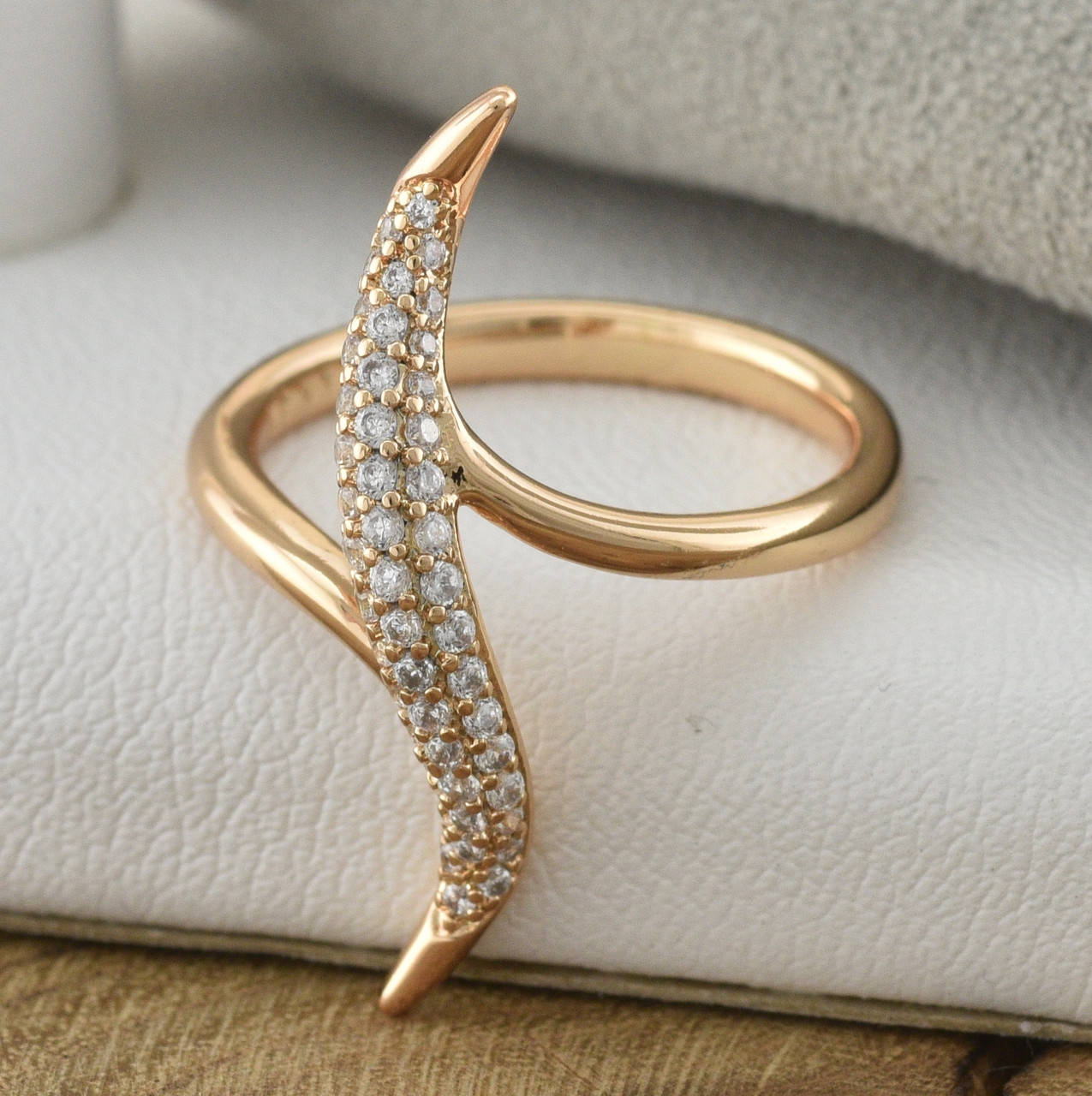 

Кольцо Xuping 30658 ширина 28 мм белые фианиты позолота 18К размер 17