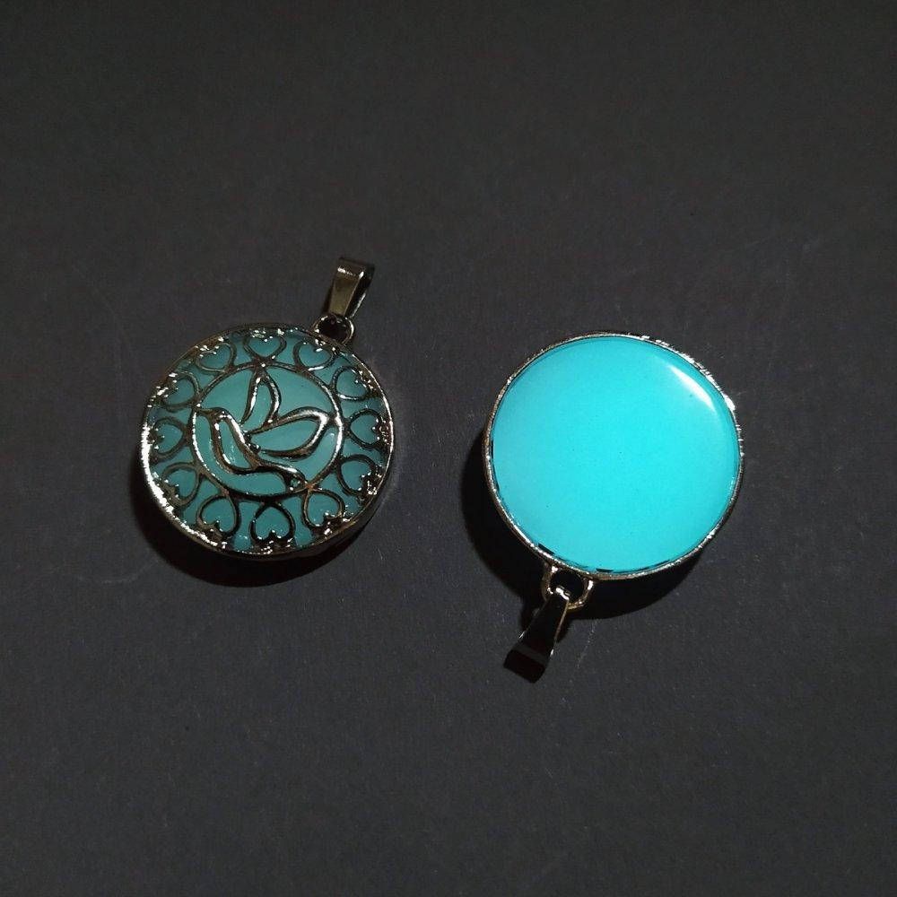 

Кулон из натурального камня Оникс светящийся бирюзовое свечение в оправе d-27мм