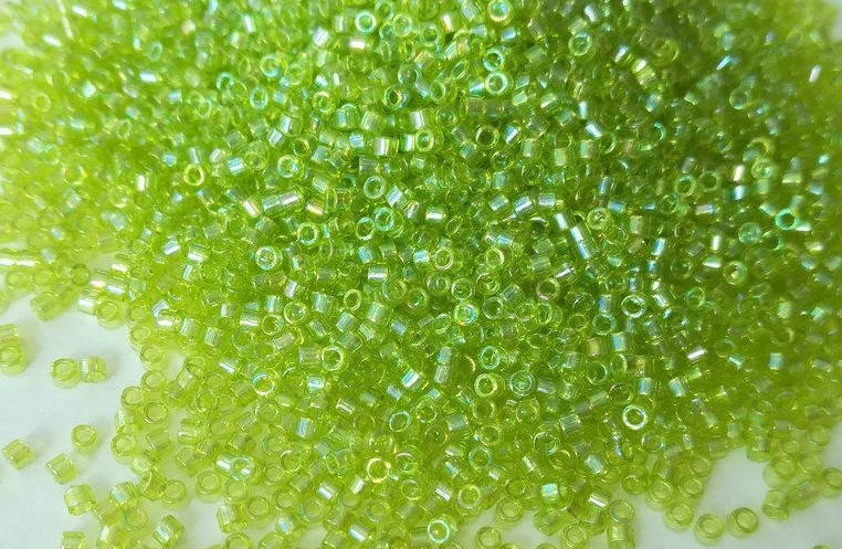 

Японський бісер Miyuki Delica 11/0 DB0174 Transparent Chartreuse AB