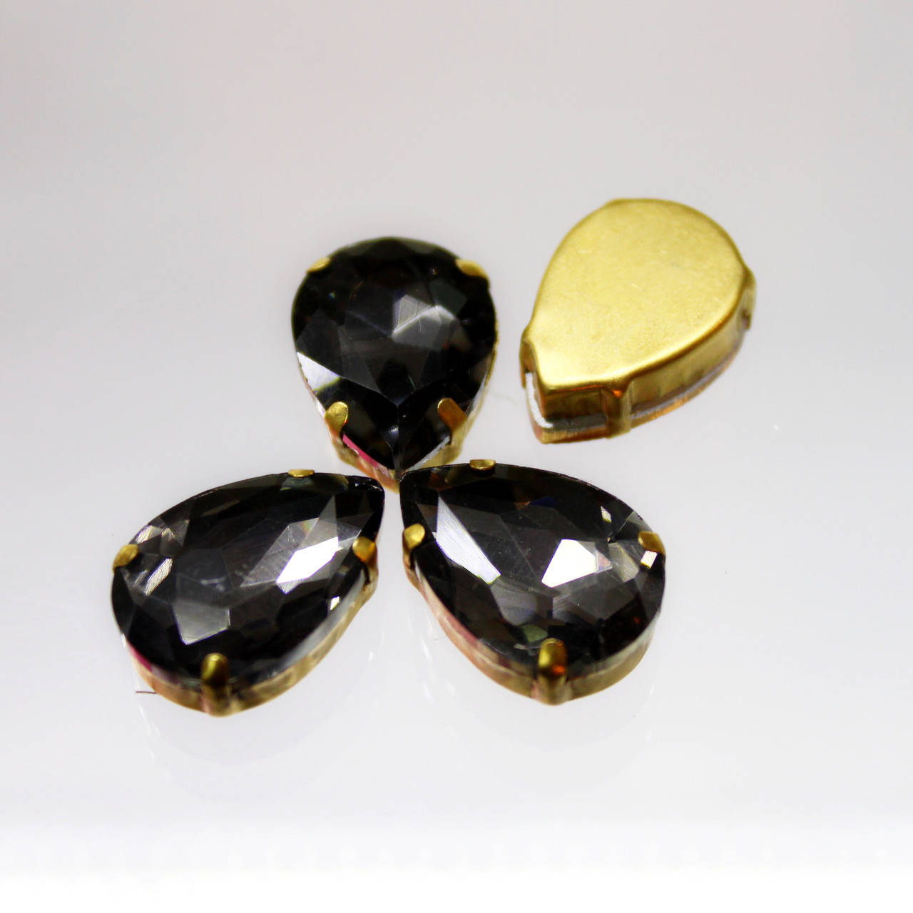 

Стразы в золотых цапах Black Diamond, Размер 13х18мм*1шт