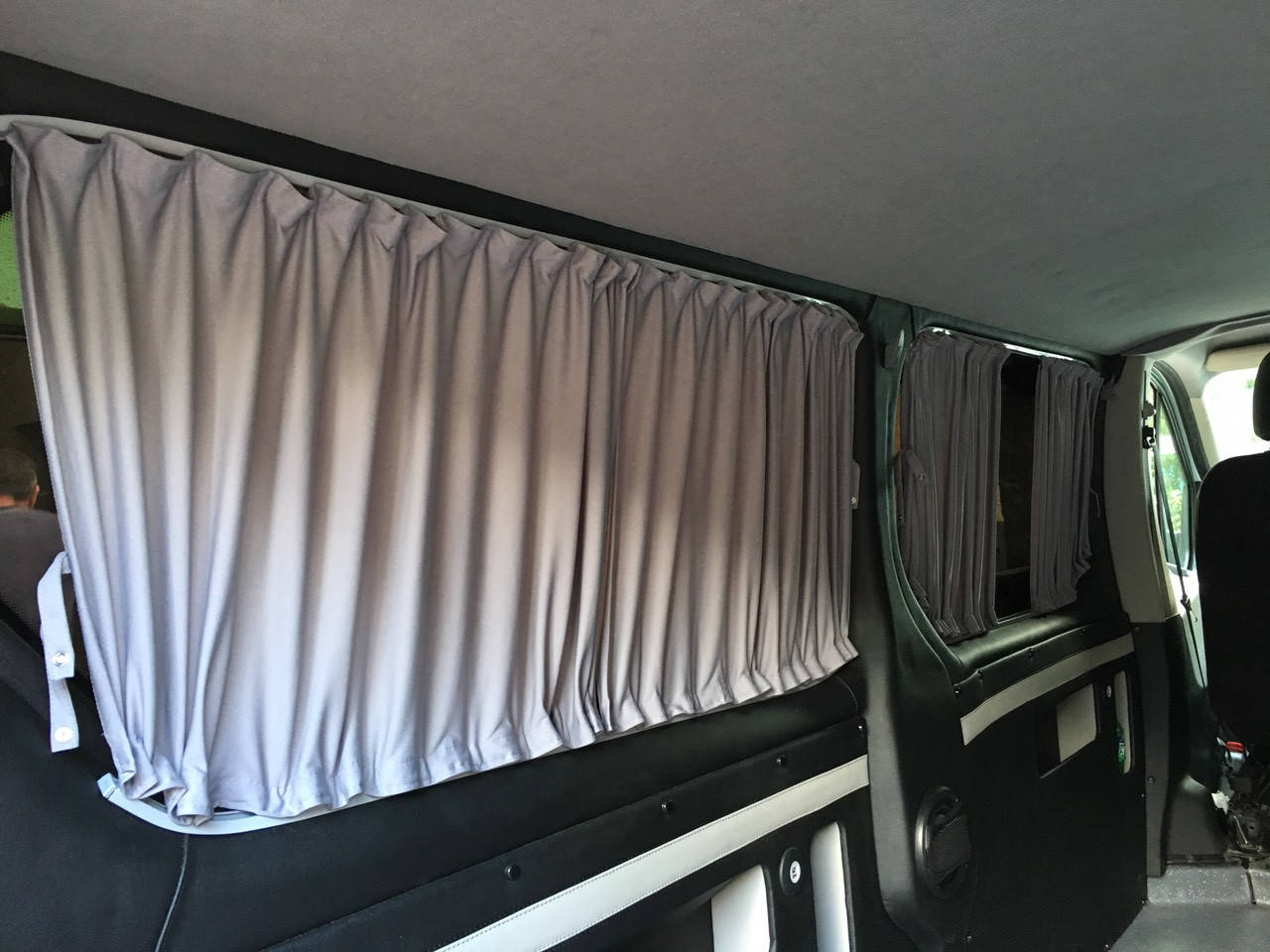 

Автомобильные шторы Renault Trafic серые