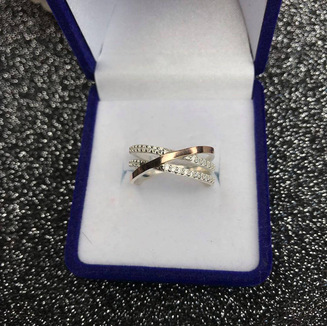 

Кольцо серебряное женское 925 пробы с золотом 375 пробы вставка-фианиты.