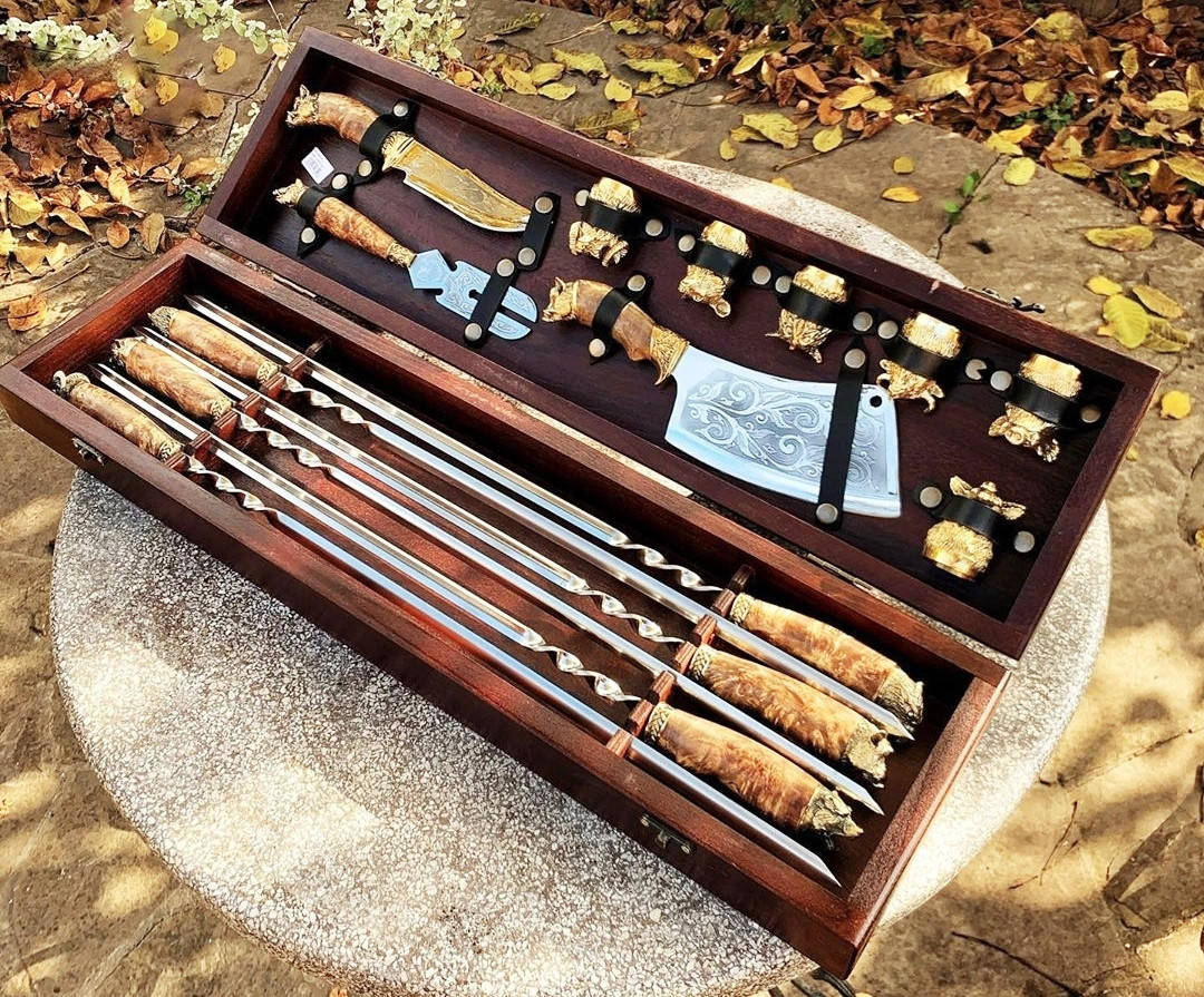 

Солидный подарочный набор шампуров с аксессуарами для шашлыка ручной работы "Мужской хит" в кейсе из бука