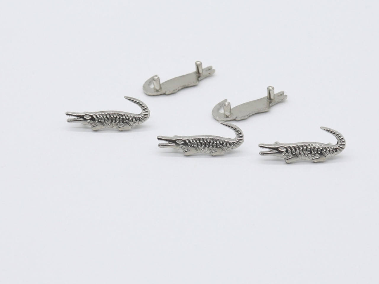 

Lacoste. Цвет "античное серебро". 25мм