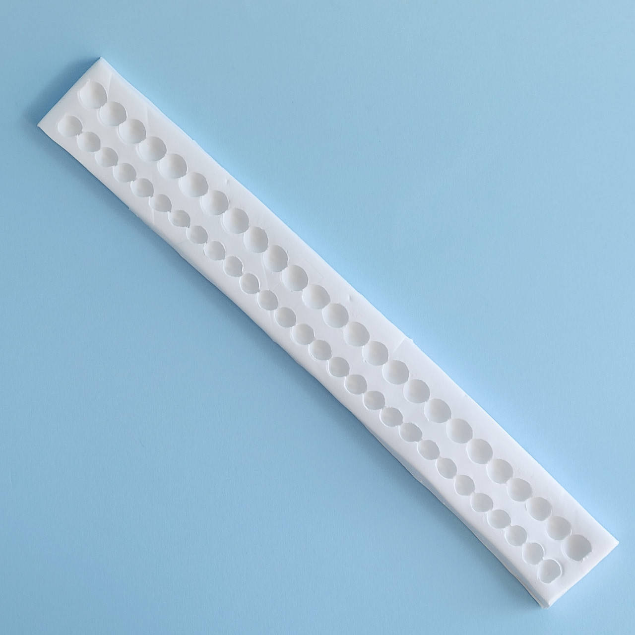 

Силиконовый молд Бордюр бусы большие 30.5х4.0 см