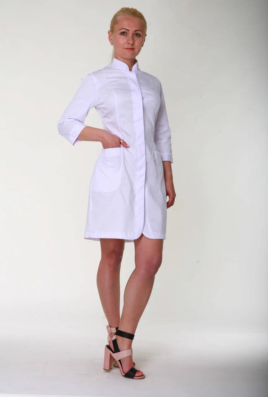 

Белый женский коттоновый медицинский халат с планочкой и воротником стойкой.