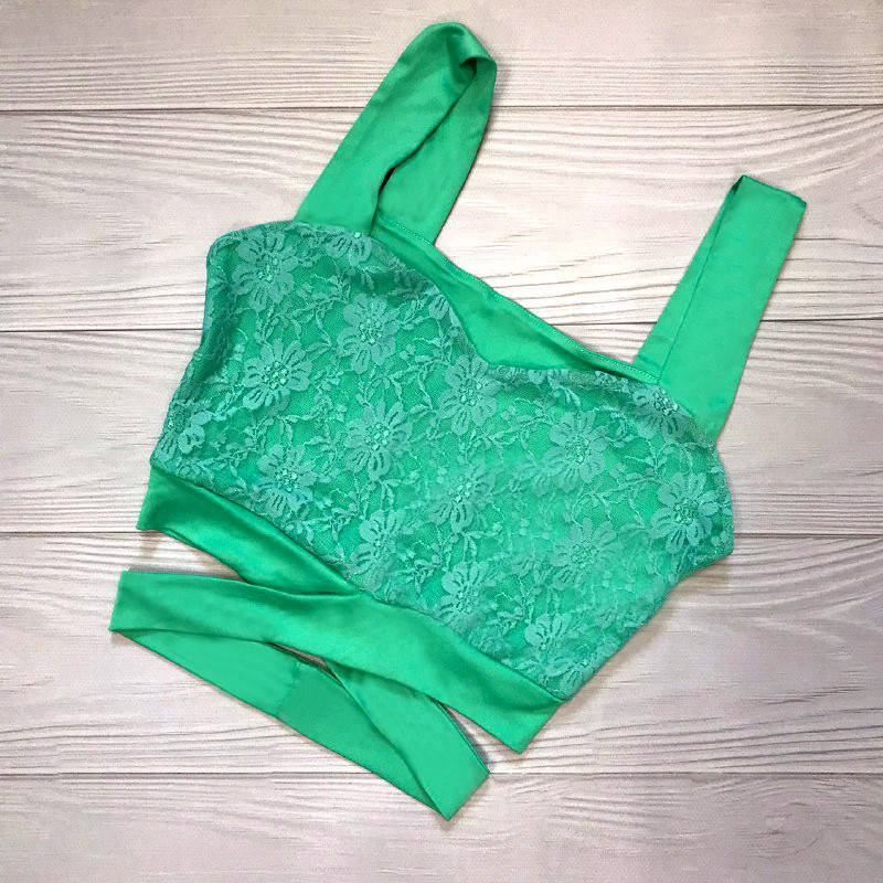 

Гипюровый кроп топ с завязками крест на крест, Красный