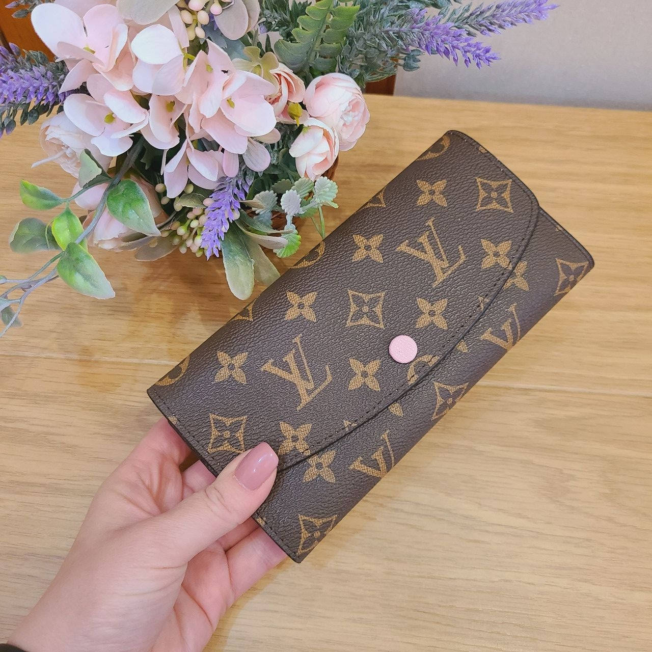 

Кошелек Louis Vuitton кожаный на кнопке