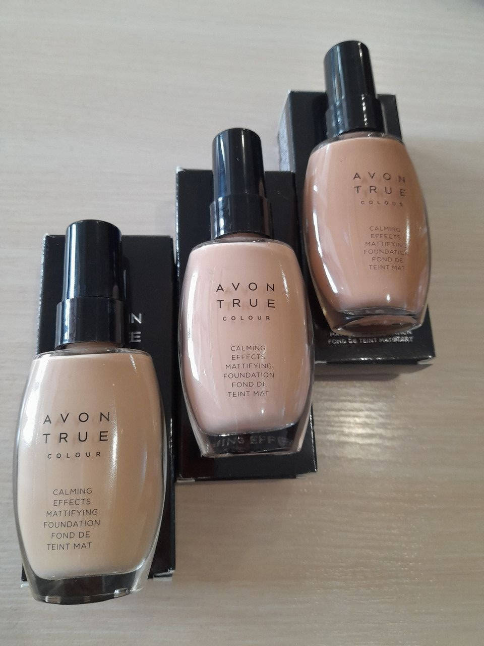 

Матуючий тональний крем із заспокійливим ефектом «Спокійне сяйво» Avon (30 мл)