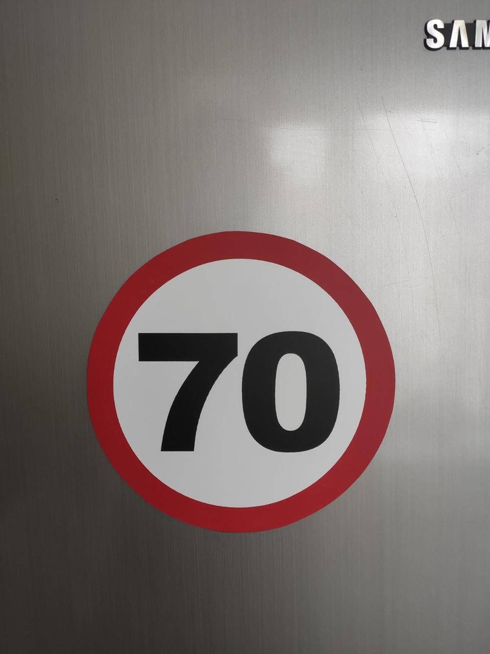 

Магнитная наклейка на авто "Ограничение скорости 70 км/ч" 15х15 см