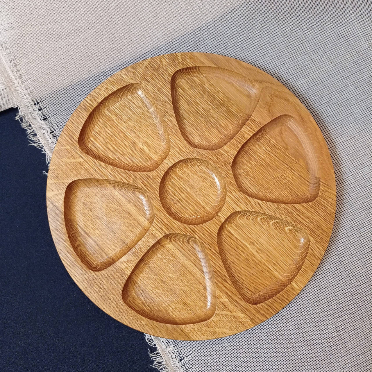 

Менажница деревянная 30 см. дубовая доска для подачи блюд круглая на 7 делений, двусторонняя, Натуральный