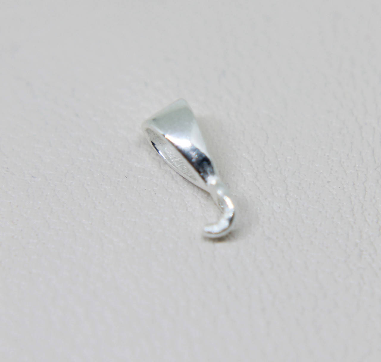 

Ушко для кулона серебряное 9,8х3,3 mm 0,27 г