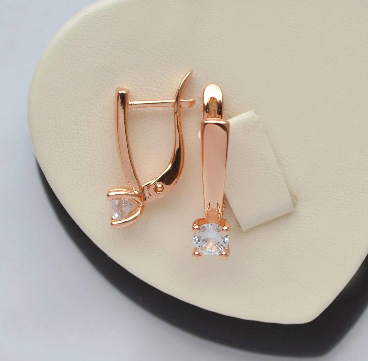 

Классические серьги Fallon с белыми кристаллами покрытие золотом 18к.